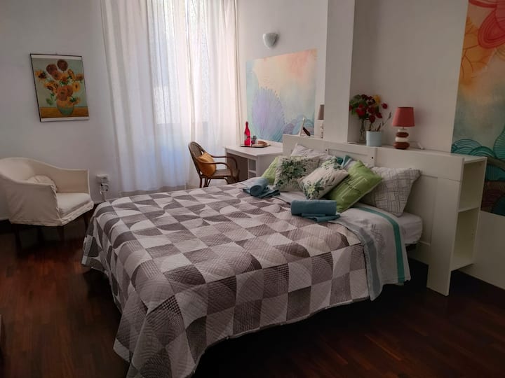 ห้องหมายเลข 3 เป็นห้องขนาดใหญ่และหรูหรา สว่างไสว ตกแต่งด้วยพื้นไม้ และมีพื้นที่กว้างขวาง

ห้องพักมีให้เลือกทั้งแบบเตียงคู่หรือเตียงสามคน และสามารถจัดเตรียมได้ทั้งเตียงคู่หรือเตียงเดี่ยว