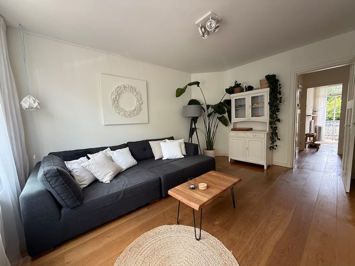 Sunny Bolo Gem: Cozy 2-bedroom Retreat - Zaandam