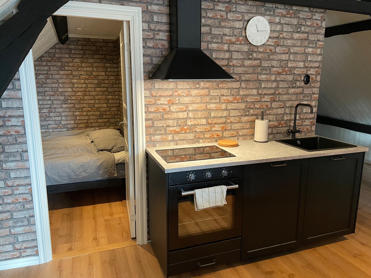 El dormitorio con cama doble de 160 cm está junto a la cocina, donde la puerta se puede cerrar. 