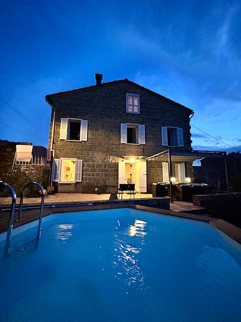 Village House 8/10 People