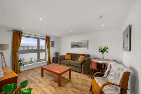 Top Airbnb: Modern River view apartment in Dundee City