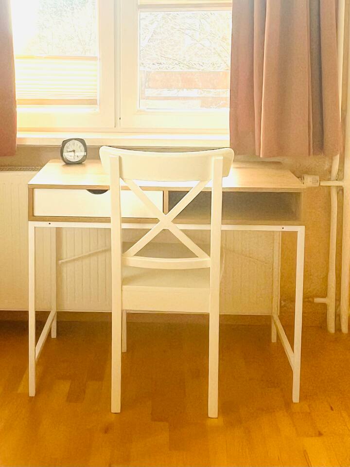 בחדר השינה המרווח יש גם שולחן קטן 