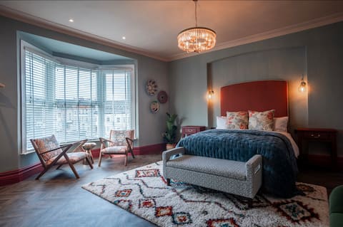 Luxury 5BR T/H Close to City-5 mins walk to Beach