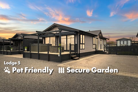 Luxury Lodge 5 with Hot Tub