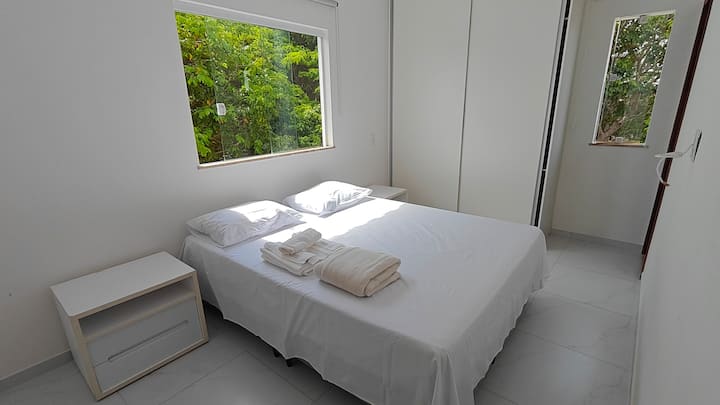 جناح بسرير متوسط الحجم وخزانة ملابس ودش ساخن ومجفف شعر ومكواة أفقية. 