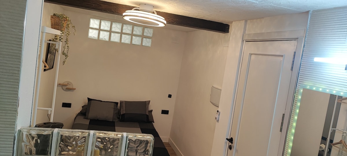Top performing Airbnb: Private and independent access room in the center of Malaga in San Miguel
