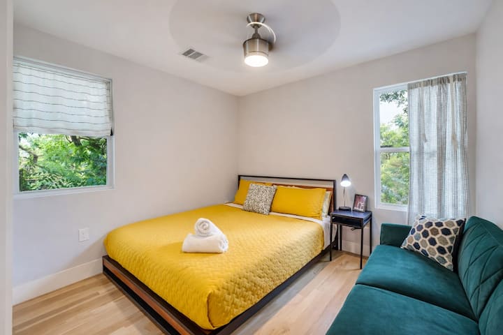 Chumba hiki cha kulala chenye mwanga kinatoa kitanda chenye starehe na mashuka safi, mwanga laini wa asili na eneo la kukaa lenye starehe kwa ajili ya kupumzika au kusoma.