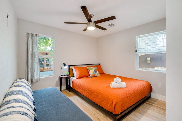 Chumba cha kulala kilichobuniwa kwa umakini chenye mashuka safi, mwanga laini na sehemu ya ziada ya kupumzikia kwa ajili ya ukaaji wa starehe.