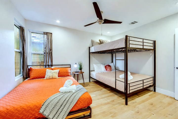 Chumba cha kulala chenye ukubwa wa kutosha kinachotoa sehemu inayoweza kubadilika ya kulala, kinachofaa kwa familia au makundi yanayosafiri pamoja.