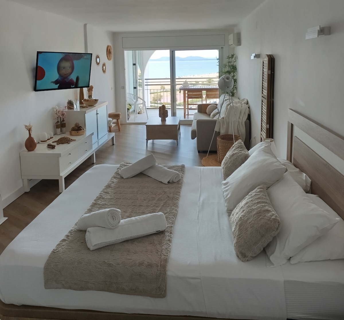 Popular Airbnb listing: Large Modern Studio with Sea View in Castelló D'empúries