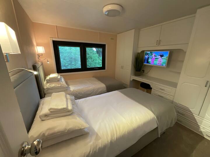 配备DVD播放器和遥控器的非智能电视  