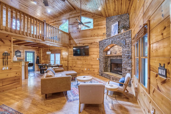 Hot Tub • Fire Pit • Peaceful Family Retreat - Ellijay, GA
