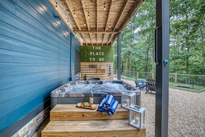 The Place to Be Cabin living area
