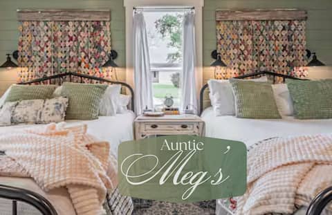 Auntie Meg’s Lil’ Blue Cottage Near Downtown