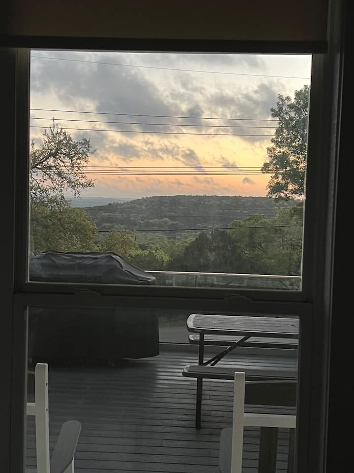 Výhľad na Devil 's Backbone zo spálne s manželskou posteľou pre hostí.