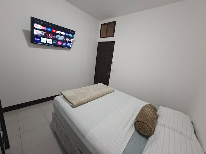  AC ❄️
 Queen Luxuri Confort bed ✅️
 Single bed ✅️
 Mantas ✅️
 42 "Smartv Netflix 
 Large family room ✅️
