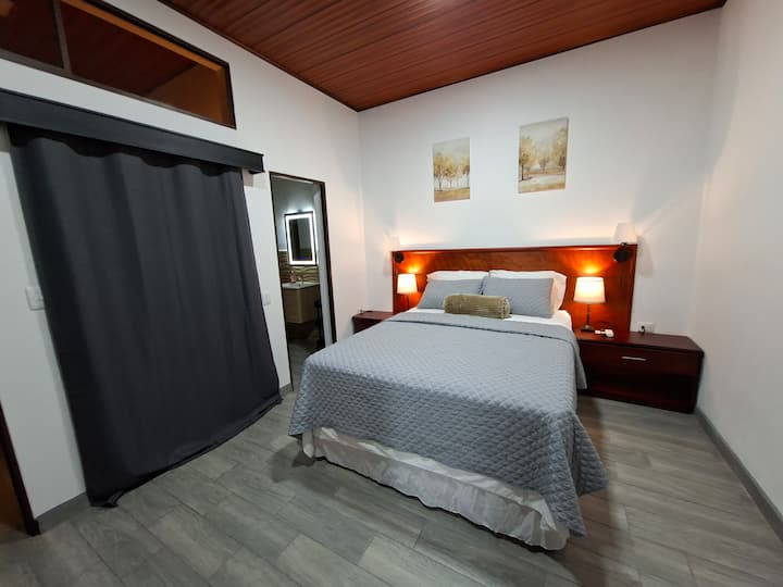 AC ❄️
Queen Luxuri Confort bed ✅️
Mantas ✅️
45 "Smartv Netflix ✅️
Wardrobe ✅️
Windows with curtains ✅️
Private bathroom with direct access from the room ✅️

