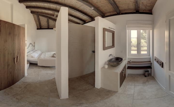 Room #2 named "Kula" featuring ensuite bathroom