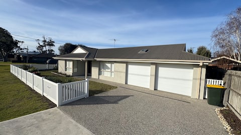 Retreat On Brown 
*Only 400m walk to town centre