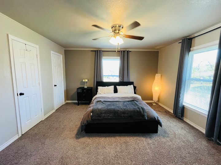 Изглед към леглото от банята