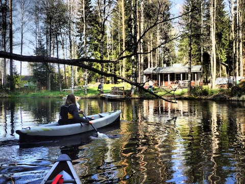 Log cabin and lakeside sauna on the banks of the Turpoon River