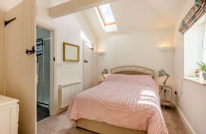 Спална соба со брачен кревет во Apple Barn