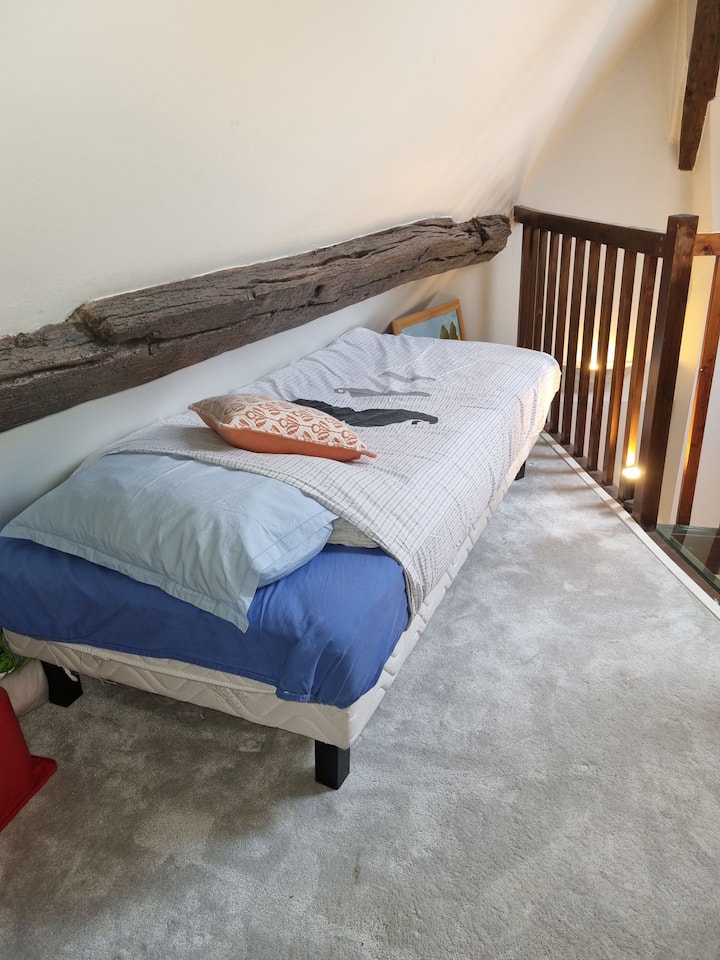 Საწოლი ანტრესოლი, რომელიც არ არის დახურული და გადაჰყურებს მისაღებ ოთახს