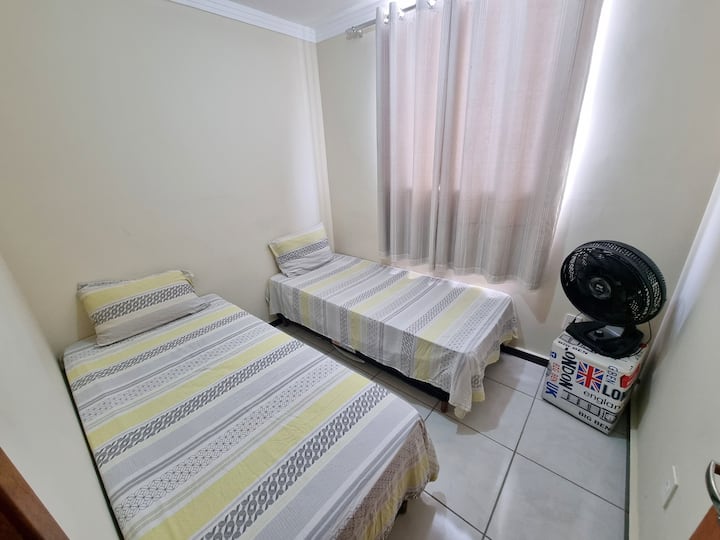 2 camas individuales y ventilador. (NO HAY AIRE ACONDICIONADO EN ESTA HABITACIÓN)