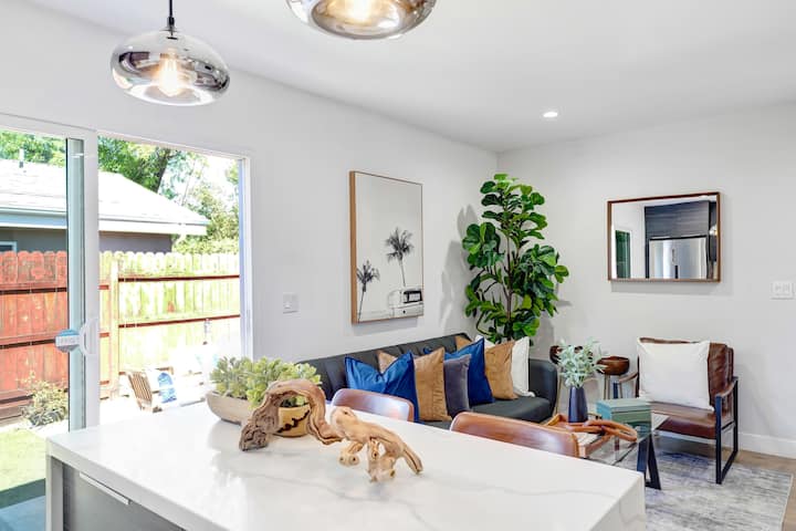 Modern 2br Retreat | Yard | Bbq | Woodland Hills - Calabasas, CA
