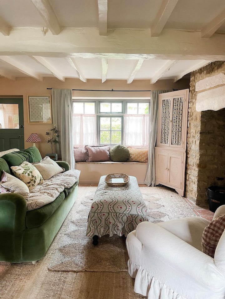 Pretty Chocolate Box Thatched Cottage - Kingham