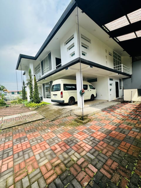 Modern, spacious, safe and quiet house