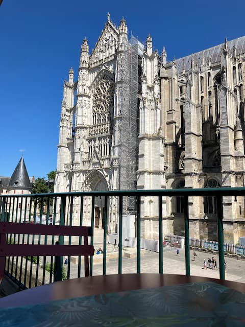 Amazing cozy T2 Cathedral view! Hyper center