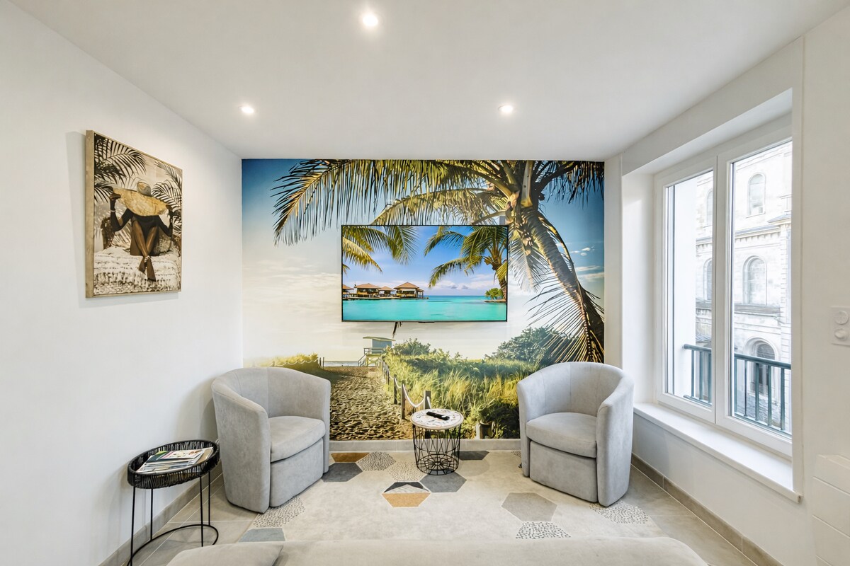 Obývacia izba s pripojenou inteligentnou televíziou a výhľadom na katedrálu
