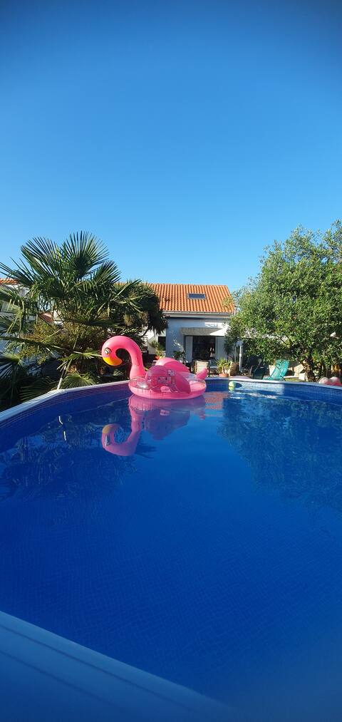 Heated pool & hot tube, cosy bright home