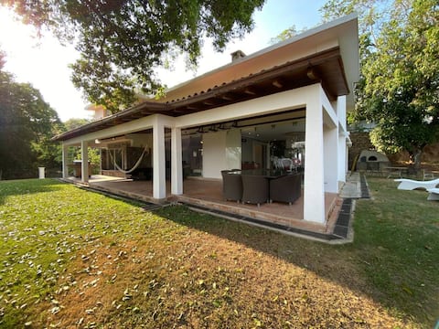 House with Jacuzzi, Pizza Oven, and Private Park