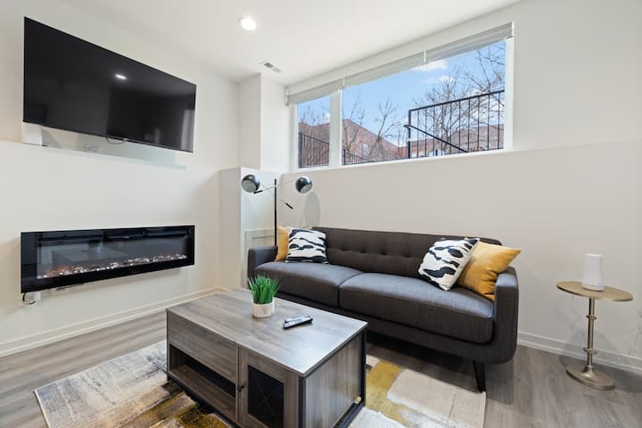 Modern 2br Apt | Free Parking & Pet-friendly - Chicago, IL