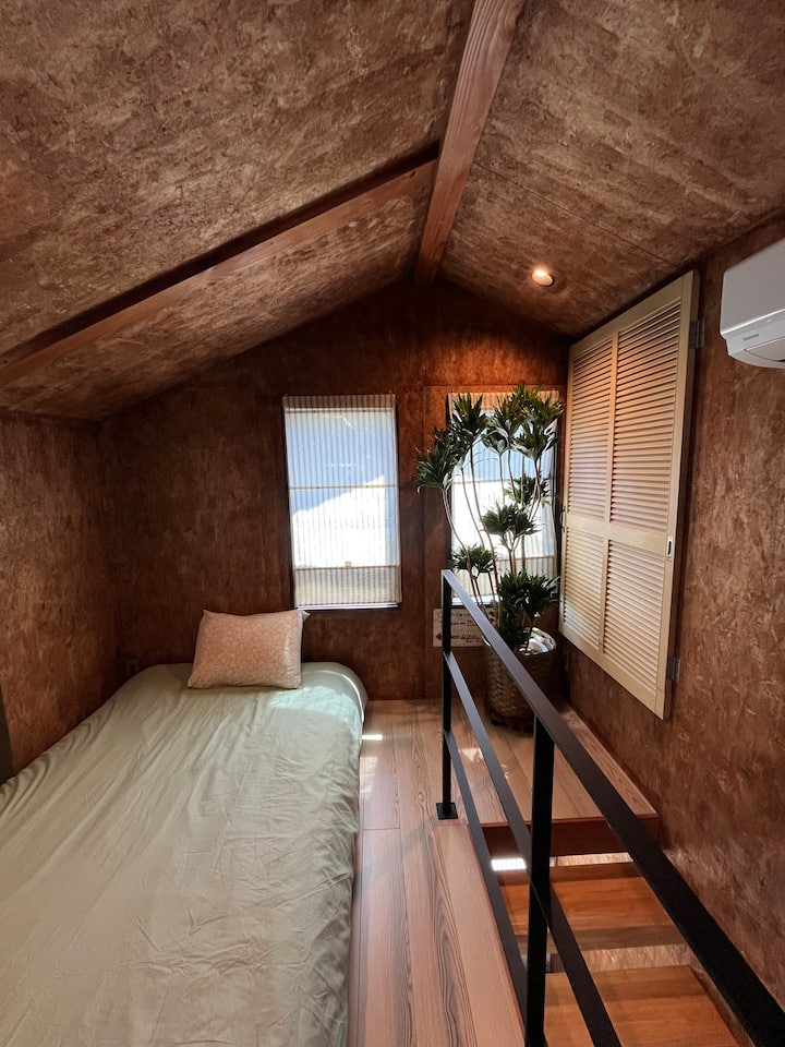 メゾネット上はセミダブル1台
カーテンを閉めてお休みください。
エアコン完備です。