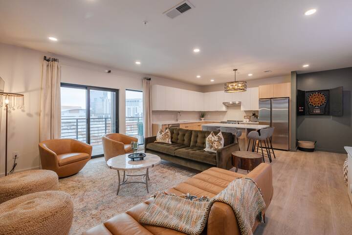 Hyve Vibe in Downtown | NYE Fireworks from Balcony gallery image 5