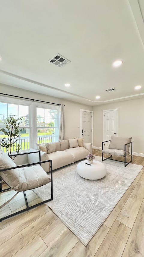 4BR/2BA Modern (Sleeps 10) near Pasadena & Disney