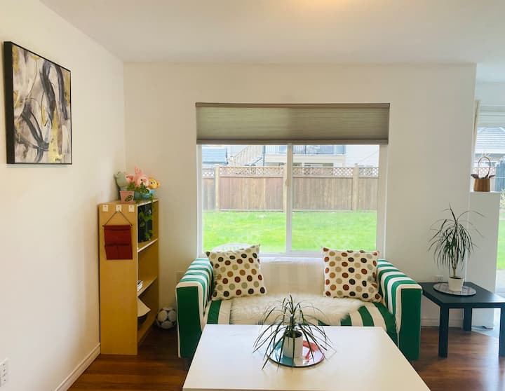 Entire Private Floor, 3 Bedrooms + 2 Living Rooms - Delta