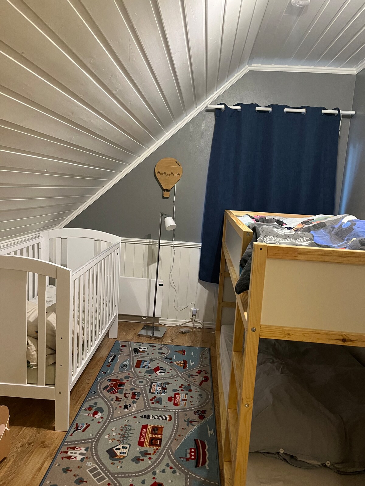 Ორსართულიანი საწოლი და საწოლი