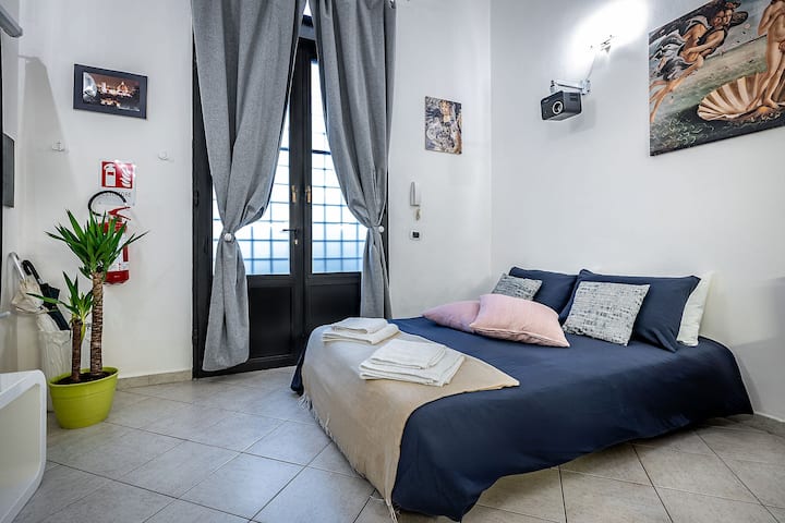 Divani i madh krevat, i përsosur për t'u çlodhur, përmban një krevat dopio të rehatshëm. 