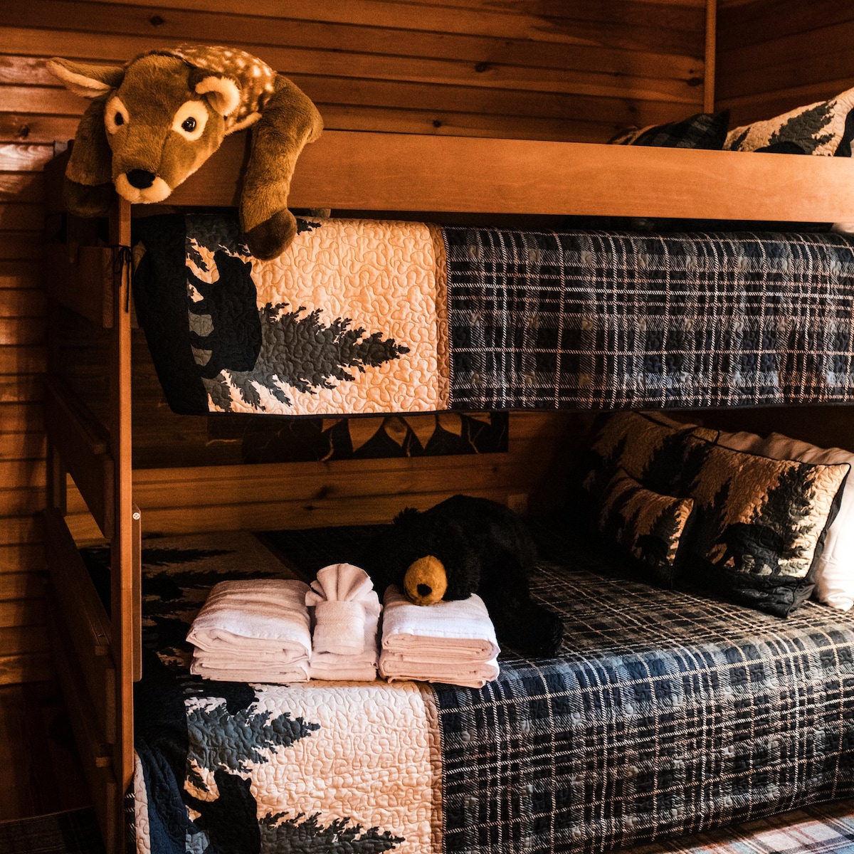 Основно ниво, двуетажни двойни легла.