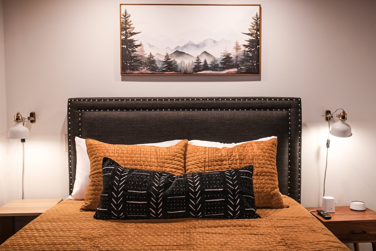 Долен етаж, спалня с двойно легло queen size.