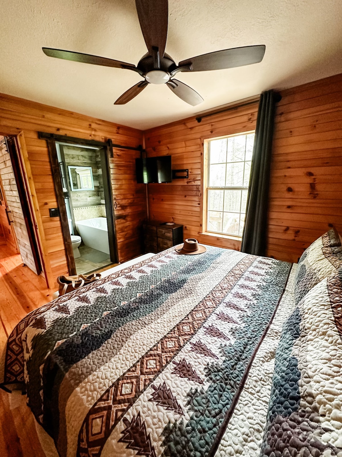 Двойна спалня, алтернативен изглед през деня.