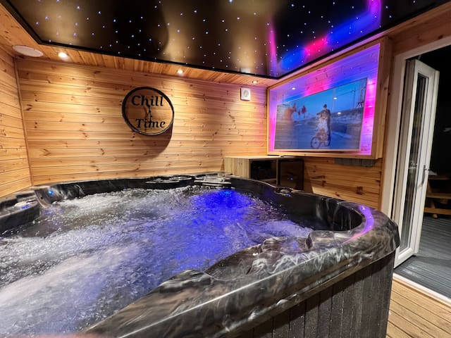 Luxurious 3 Bedroom Townhouse With Hottub & Sauna.