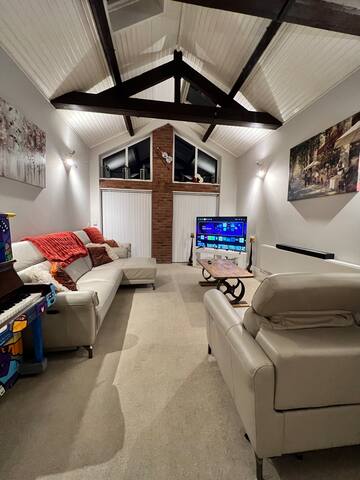 Luxurious 3 Bedroom Townhouse With Hottub & Sauna. gallery image 2