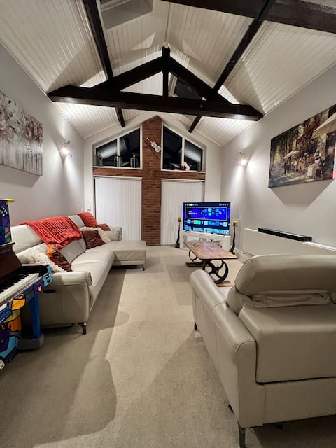 Top Airbnb: Luxurious 3 Bedroom Townhouse With Hottub & Sauna. in Wigan