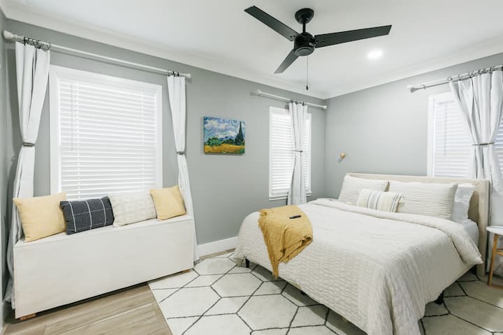 Môžete si tiež vybrať spálňu s manželskou posteľou Queen, nočnými stolíkmi a dvoma lampami na čítanie.