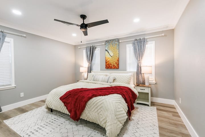 Objavte spálňu s vlastnou kúpeľňou s manželskou posteľou King a manželskou posteľou King lemovanou nočnými stolíkmi, z ktorých každý má nabíjacie stanice, zásuvku a lampu.